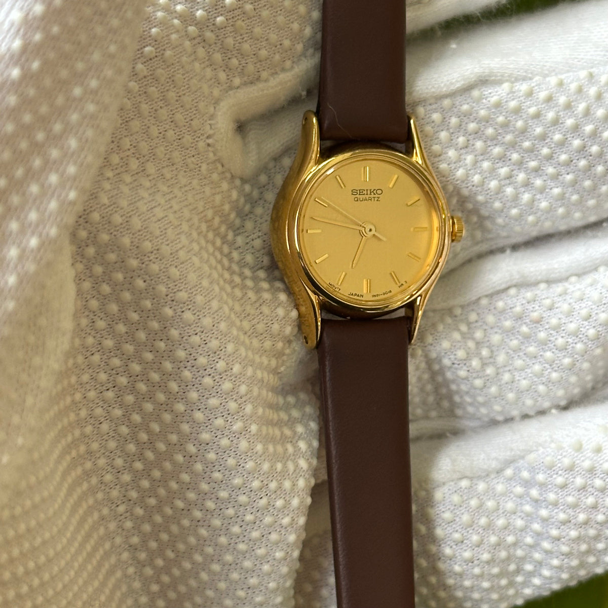 Seiko Mujer 1N01-0E19 Dial Dorado Satinado Sept. de 1998