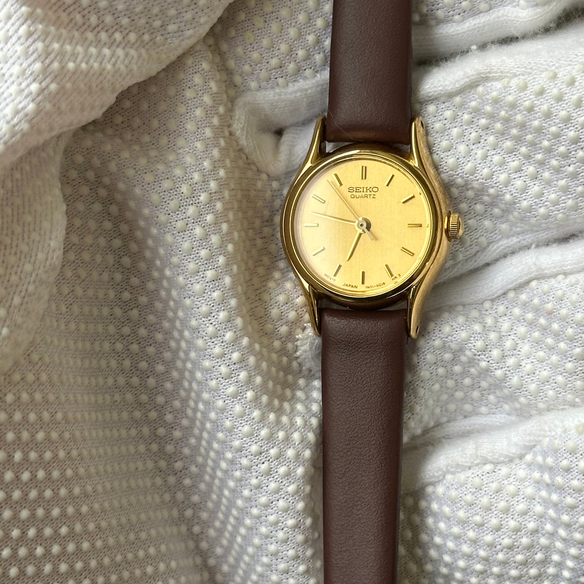 Seiko Mujer 1N01-0E19 Dial Dorado Satinado Sept. de 1998