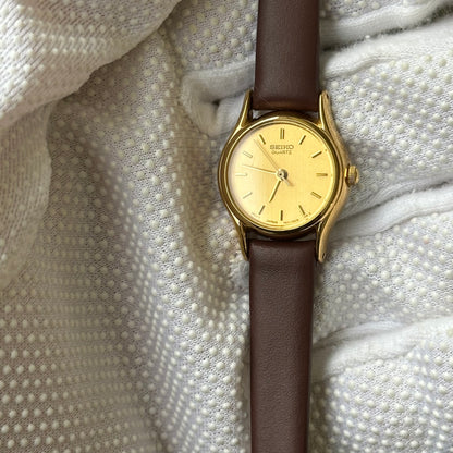 Seiko Mujer 1N01-0E19 Dial Dorado Satinado Sept. de 1998