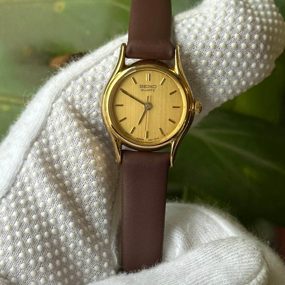 Seiko Mujer 1N01-0E19 Dial Dorado Satinado Sept. de 1998
