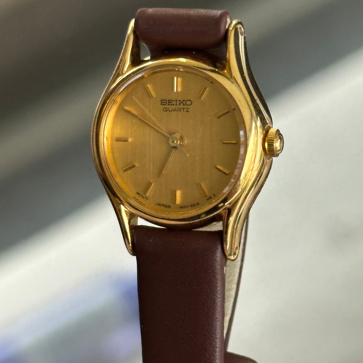 Seiko Mujer 1N01-0E19 Dial Dorado Satinado Sept. de 1998
