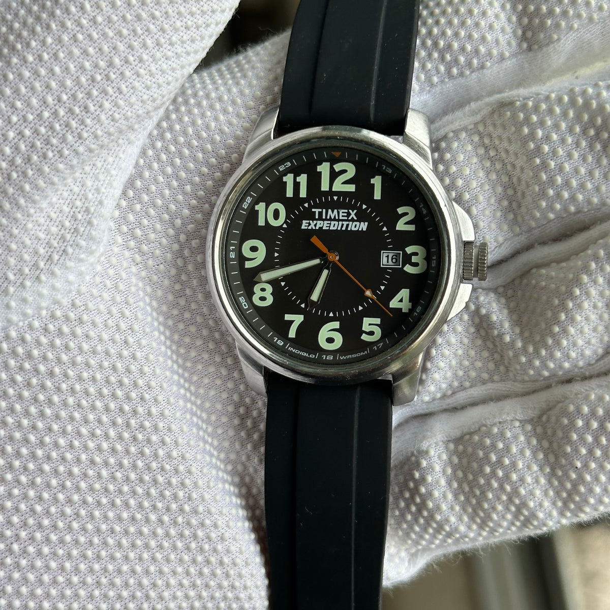 Timex Hombre Expedition de gran formato Dial iluminado Agosto 2017