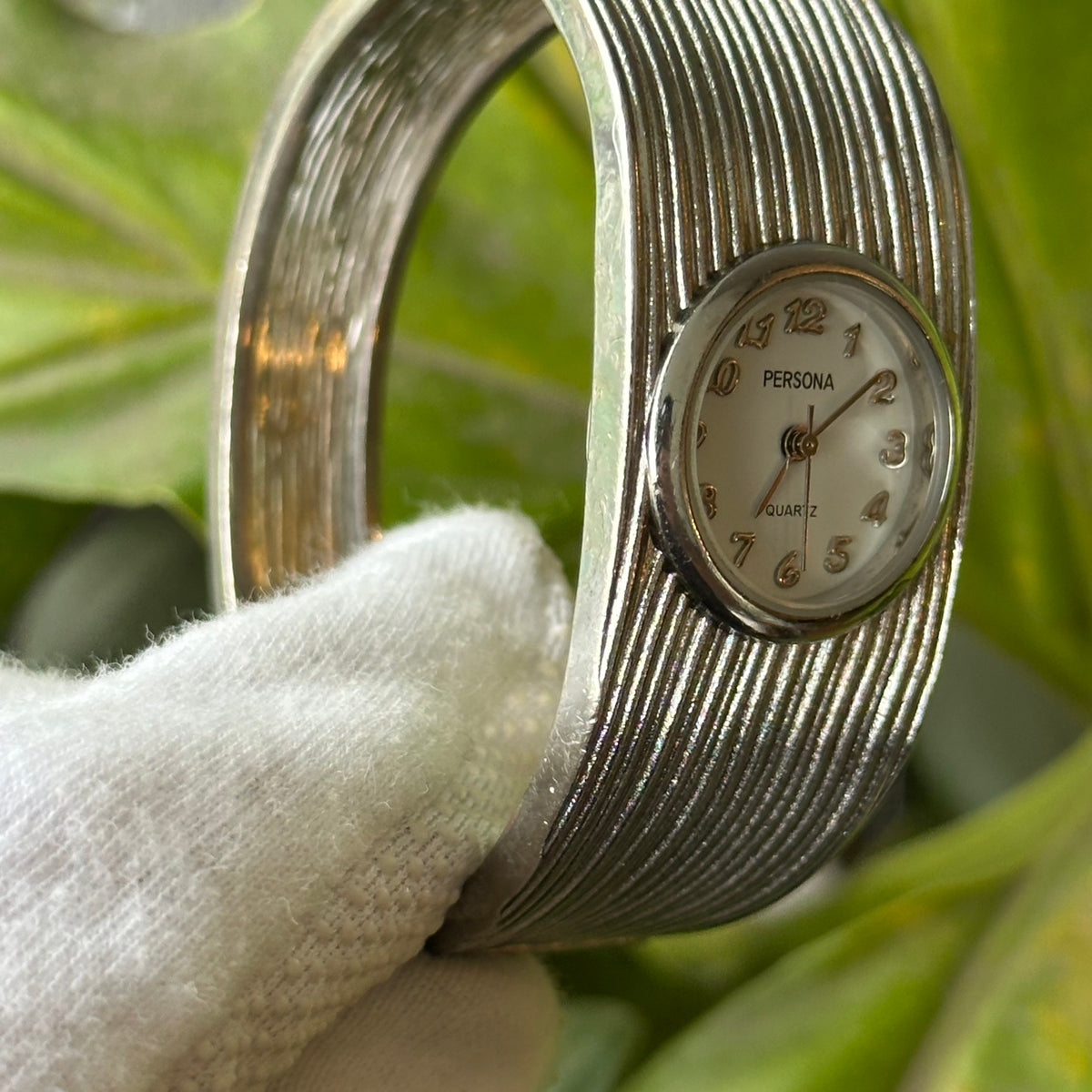 Persona Mujer Brazalete Plateado Efecto Plisado Año 2002