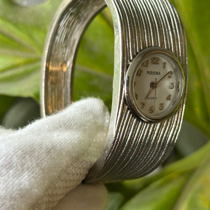 Persona Mujer Brazalete Plateado Efecto Plisado Año 2002