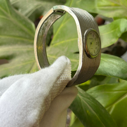 Persona Mujer Brazalete Plateado Efecto Plisado Año 2002