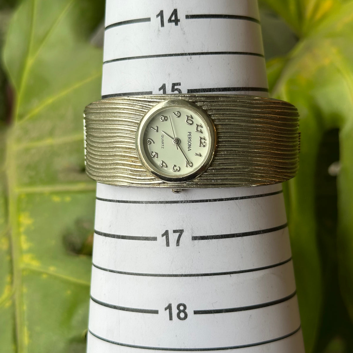 Persona Mujer Brazalete Plateado Efecto Plisado Año 2002