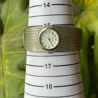 Persona Mujer Brazalete Plateado Efecto Plisado Año 2002