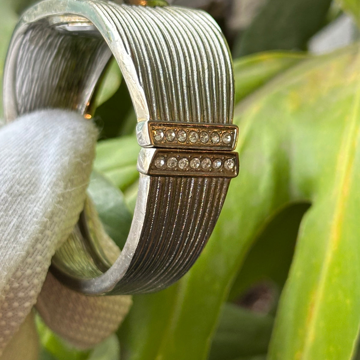 Persona Mujer Brazalete Plateado Efecto Plisado Año 2002
