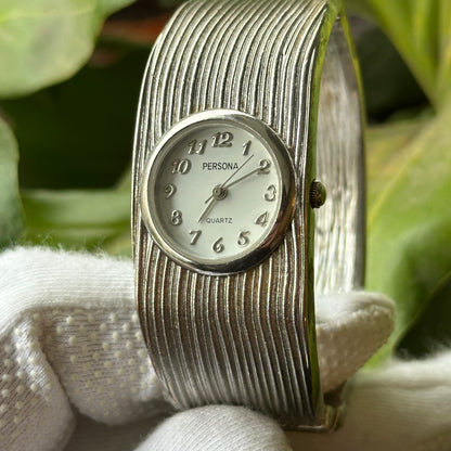 Persona Mujer Brazalete Plateado Efecto Plisado Año 2002