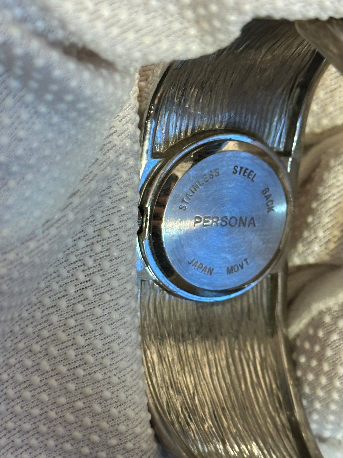 Persona Mujer Brazalete Plateado Efecto Plisado Año 2002