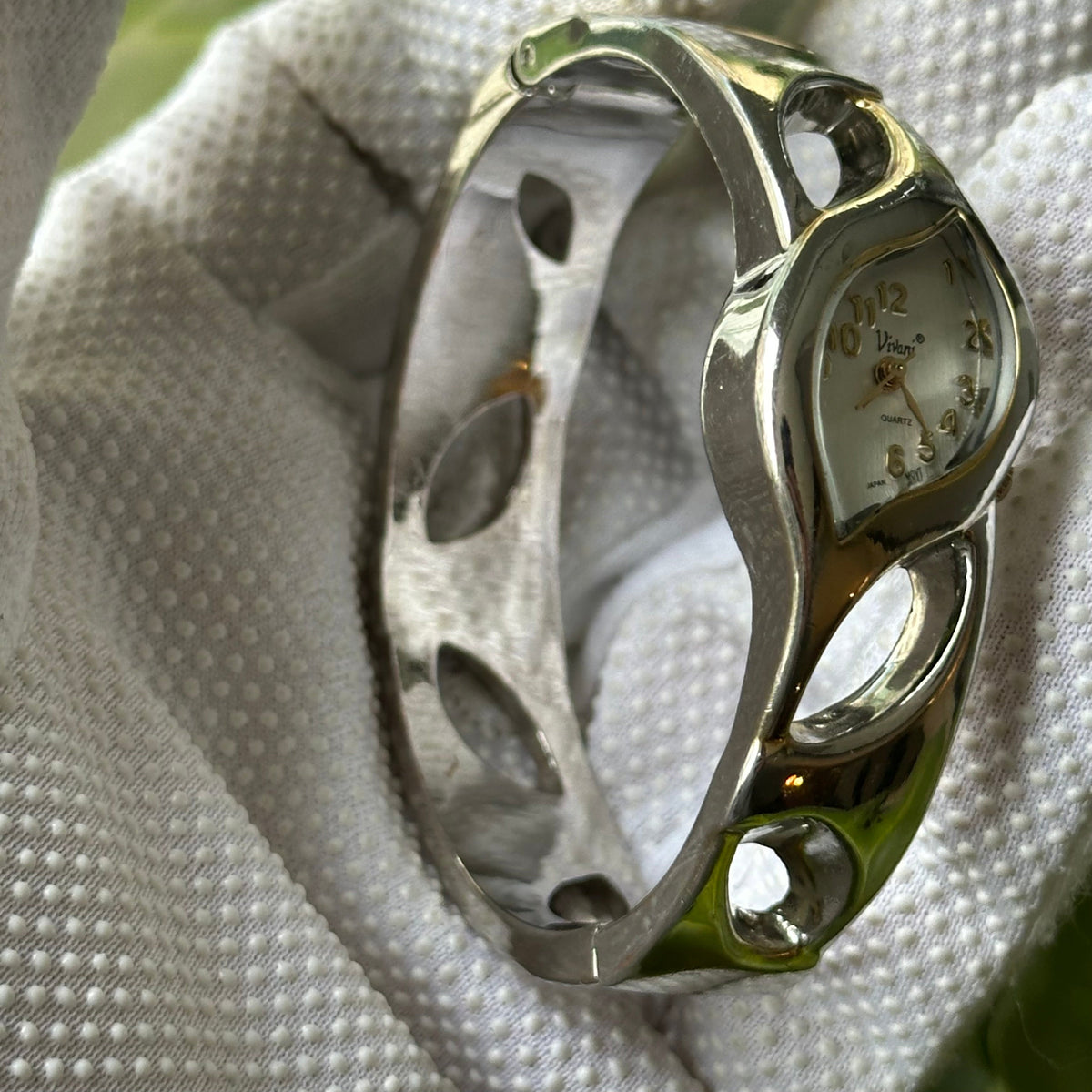 Reloj Joya Vivani 415T Mujer Diseño de Hoja y Brazalete Calado Bicolor Año 1998 — IMG_8677.jpeg