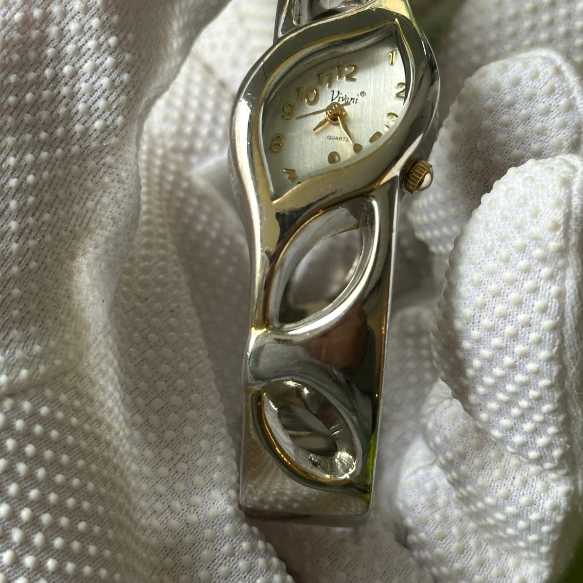 Reloj Joya Vivani 415T Mujer Diseño de Hoja y Brazalete Calado Bicolor Año 1998 — IMG_8678.jpeg