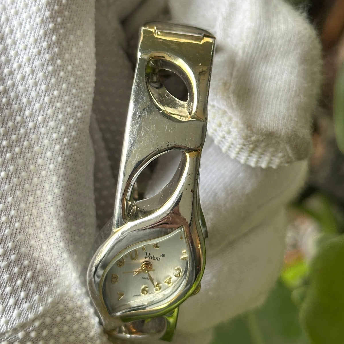 Reloj Joya Vivani 415T Mujer Diseño de Hoja y Brazalete Calado Bicolor Año 1998 — IMG_8679.jpeg