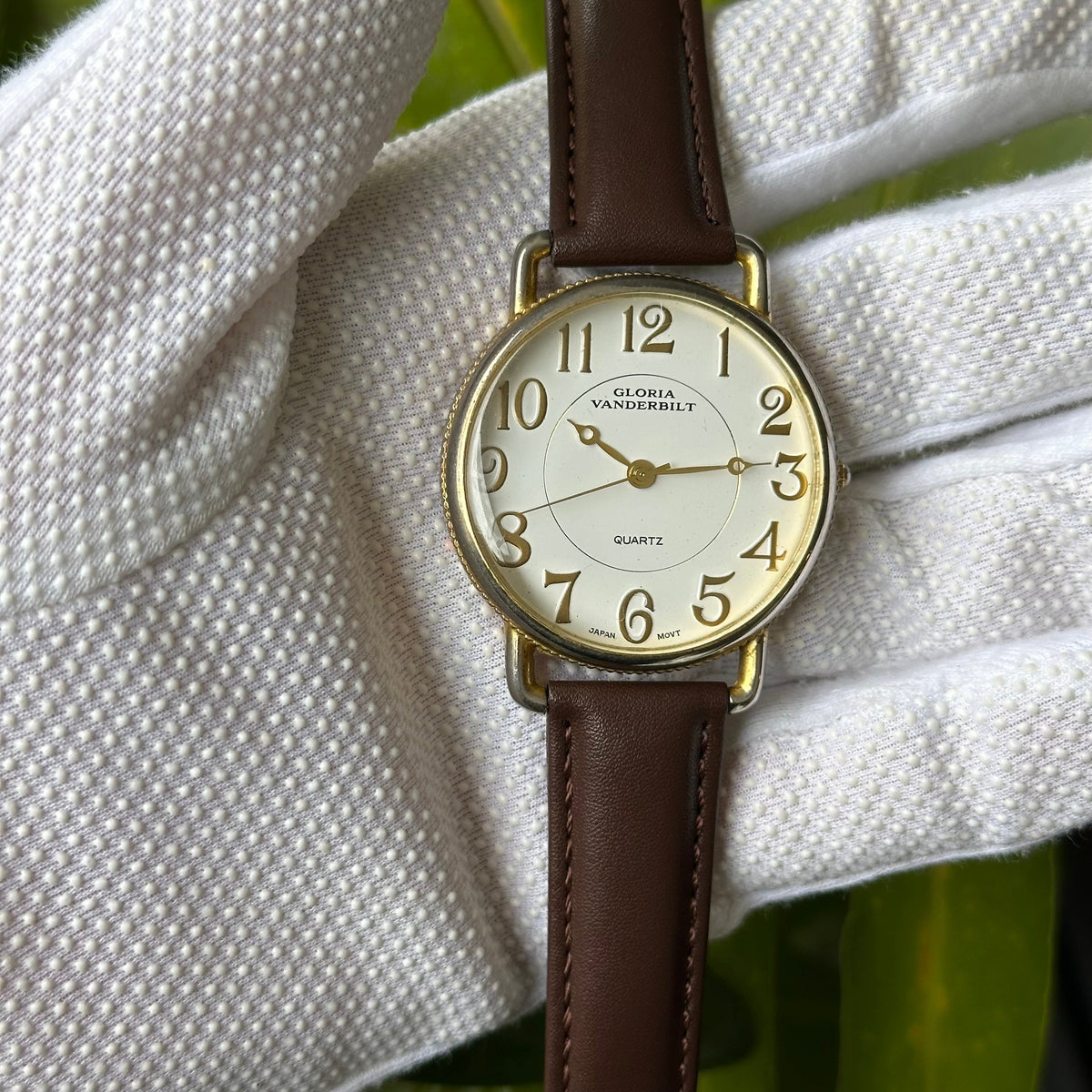 Reloj Gloria Vanderbilt Mujer Grande Números Dorados y Estética de Relojería Clásica Año 1996 — IMG_9515.jpeg