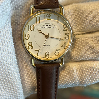 Reloj Gloria Vanderbilt Mujer Grande Números Dorados y Estética de Relojería Clásica Año 1996 — IMG_9532.jpeg