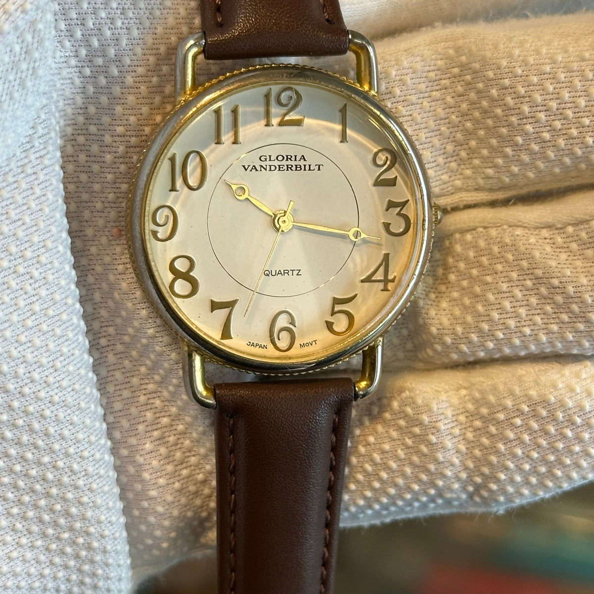 Reloj Gloria Vanderbilt Mujer Grande Números Dorados y Estética de Relojería Clásica Año 1996 — IMG_9533.jpeg