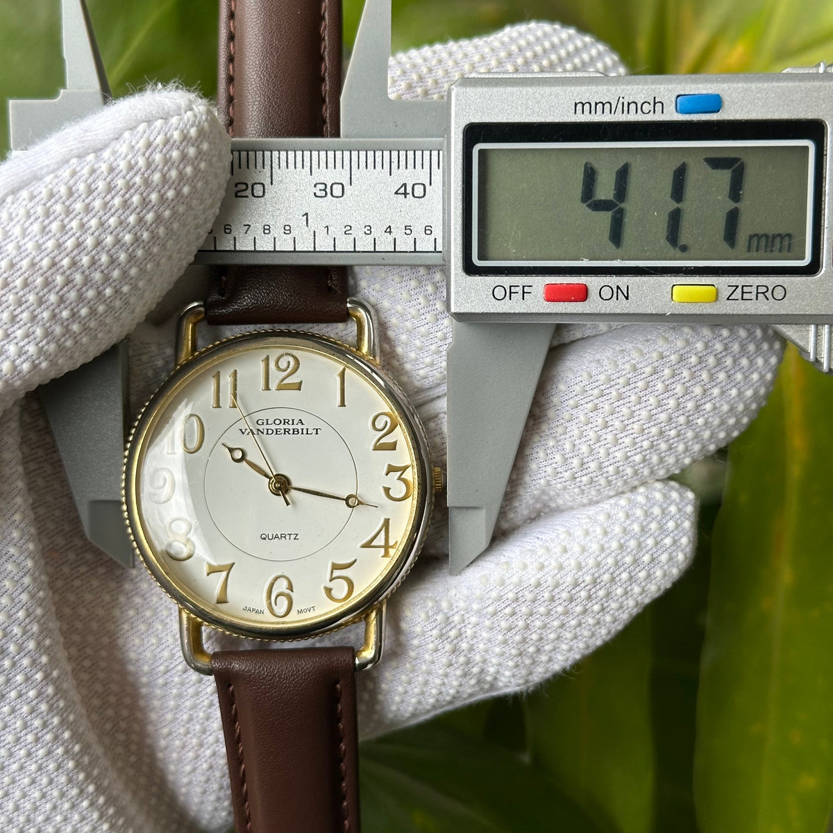 Reloj Gloria Vanderbilt Mujer Grande Números Dorados y Estética de Relojería Clásica Año 1996 — IMG_9539.jpeg