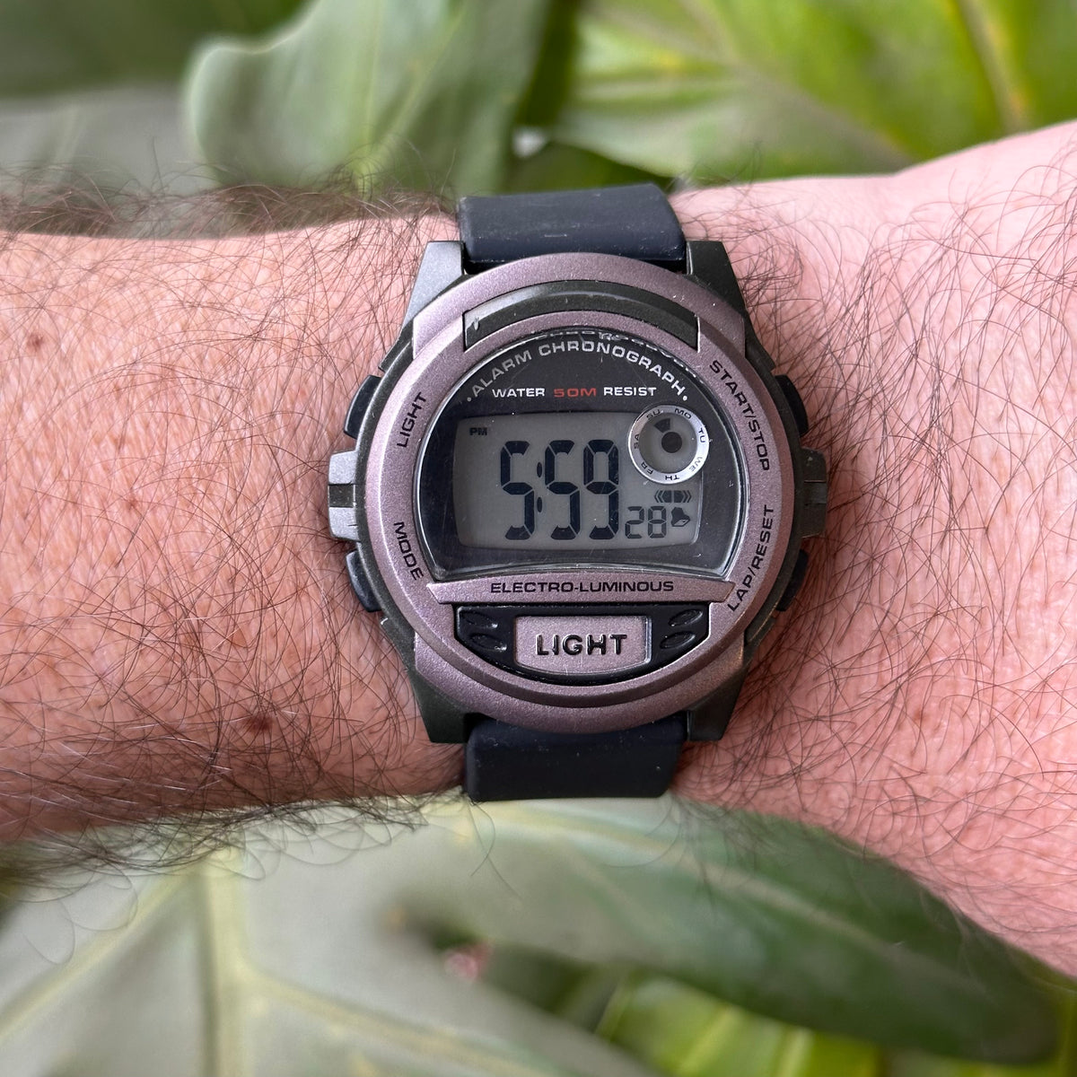Reloj digital AW49786W con iluminación azul y cronógrafo – Año 2002