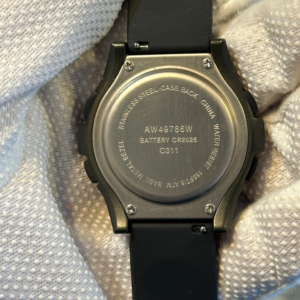 Reloj digital AW49786W con iluminación azul y cronógrafo – Año 2002