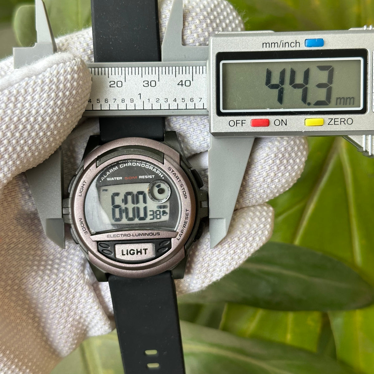 Reloj digital AW49786W con iluminación azul y cronógrafo – Año 2002