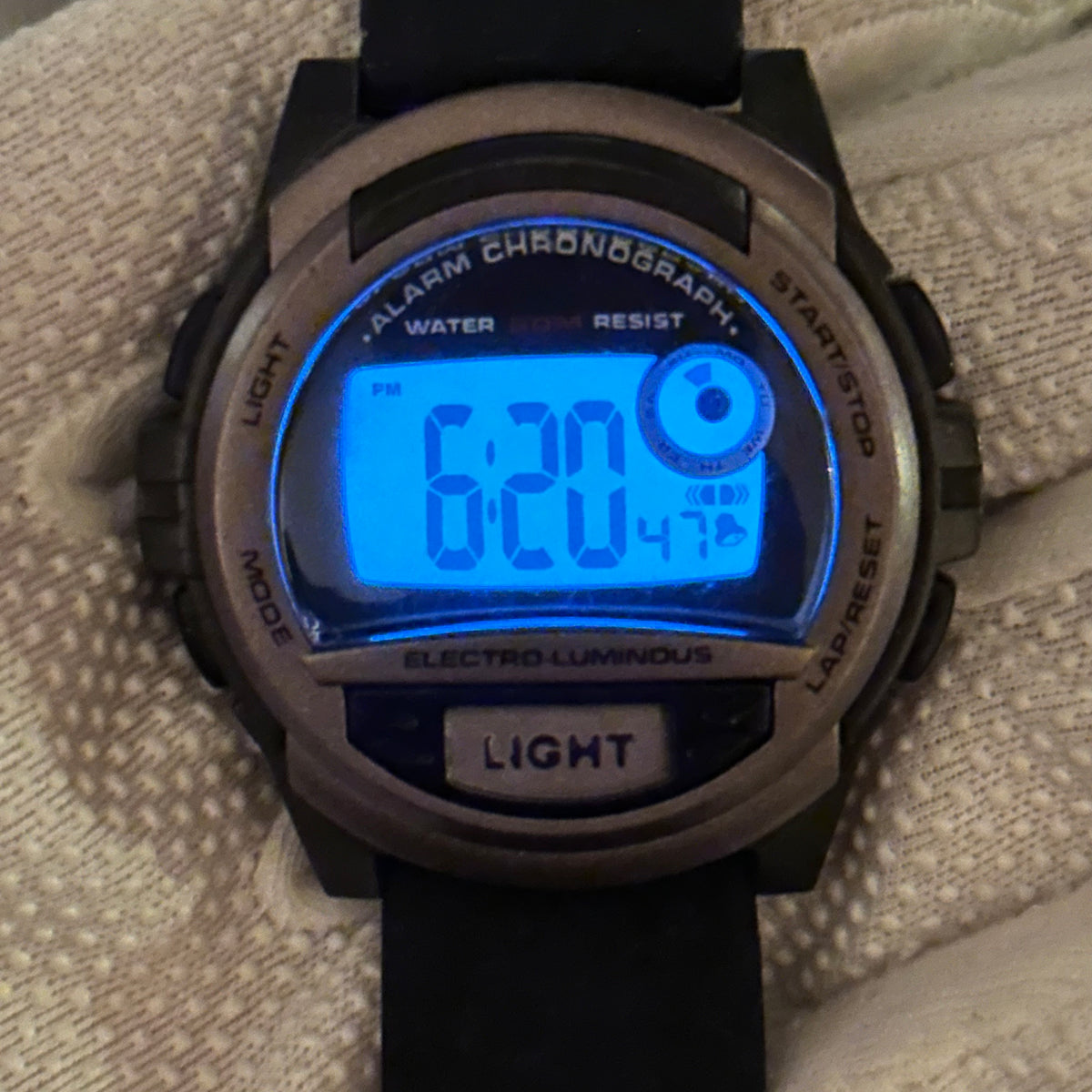 Reloj digital AW49786W con iluminación azul y cronógrafo – Año 2002