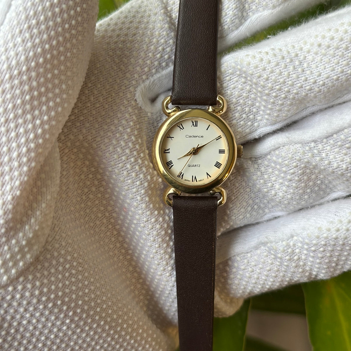 Reloj Cadence de Mujer Dorado con Números Romanos y Asas Decorativas Año 1992