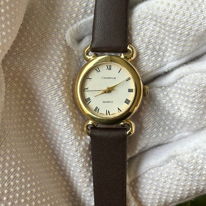 Reloj Cadence de Mujer Dorado con Números Romanos y Asas Decorativas Año 1992