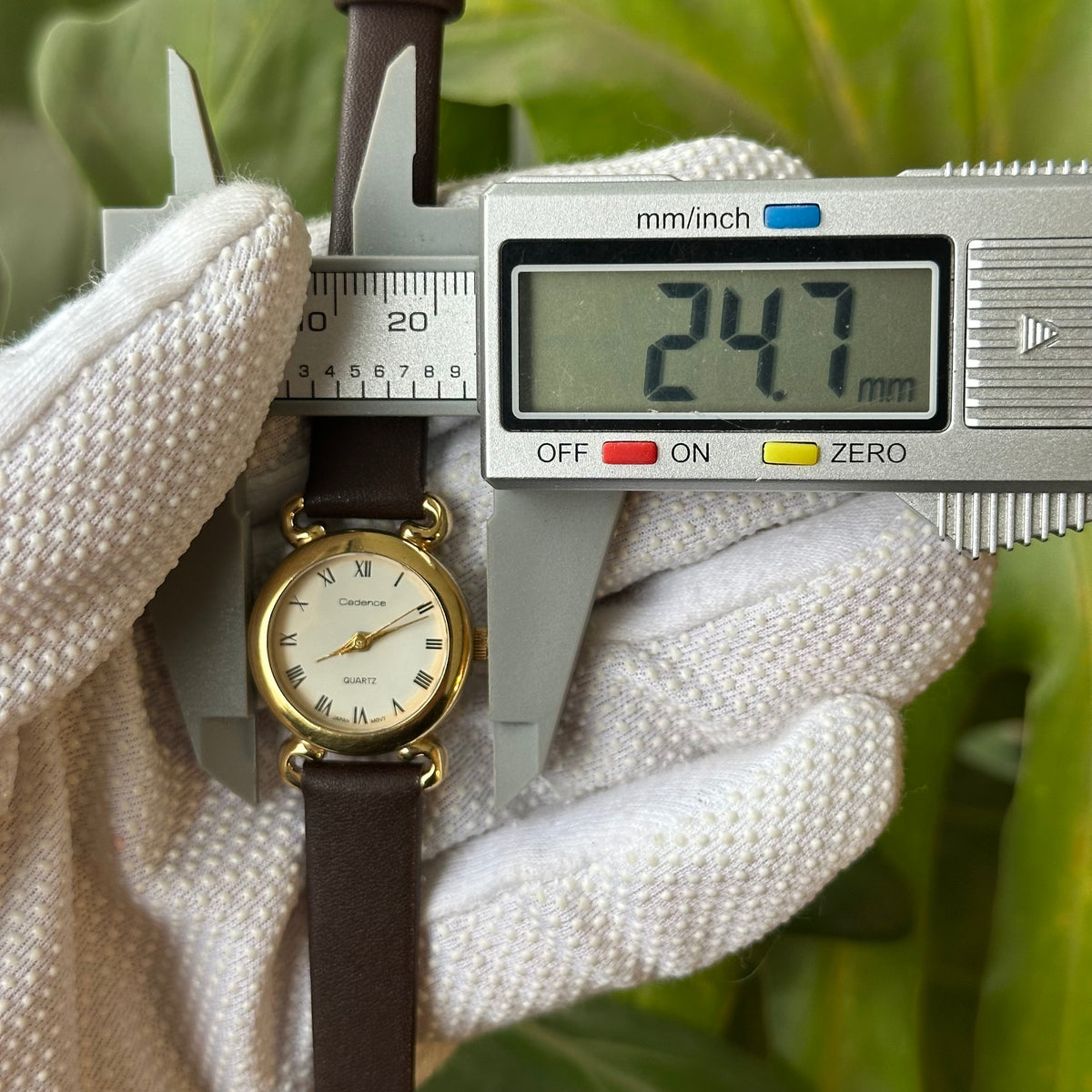Reloj Cadence de Mujer Dorado con Números Romanos y Asas Decorativas Año 1992