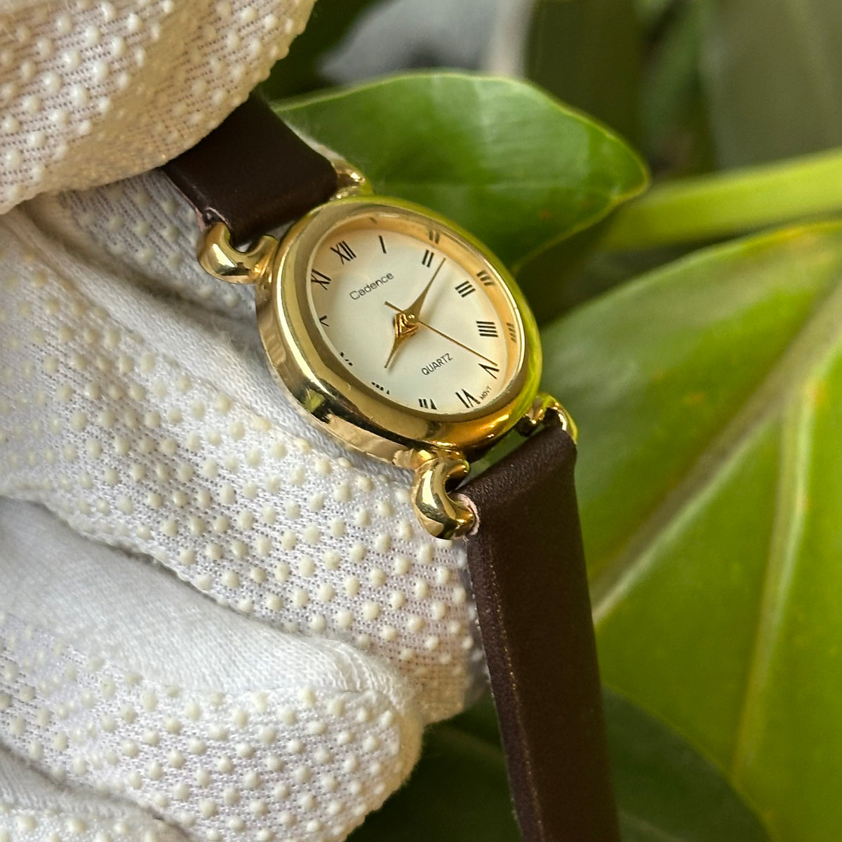 Reloj Cadence de Mujer Dorado con Números Romanos y Asas Decorativas Año 1992