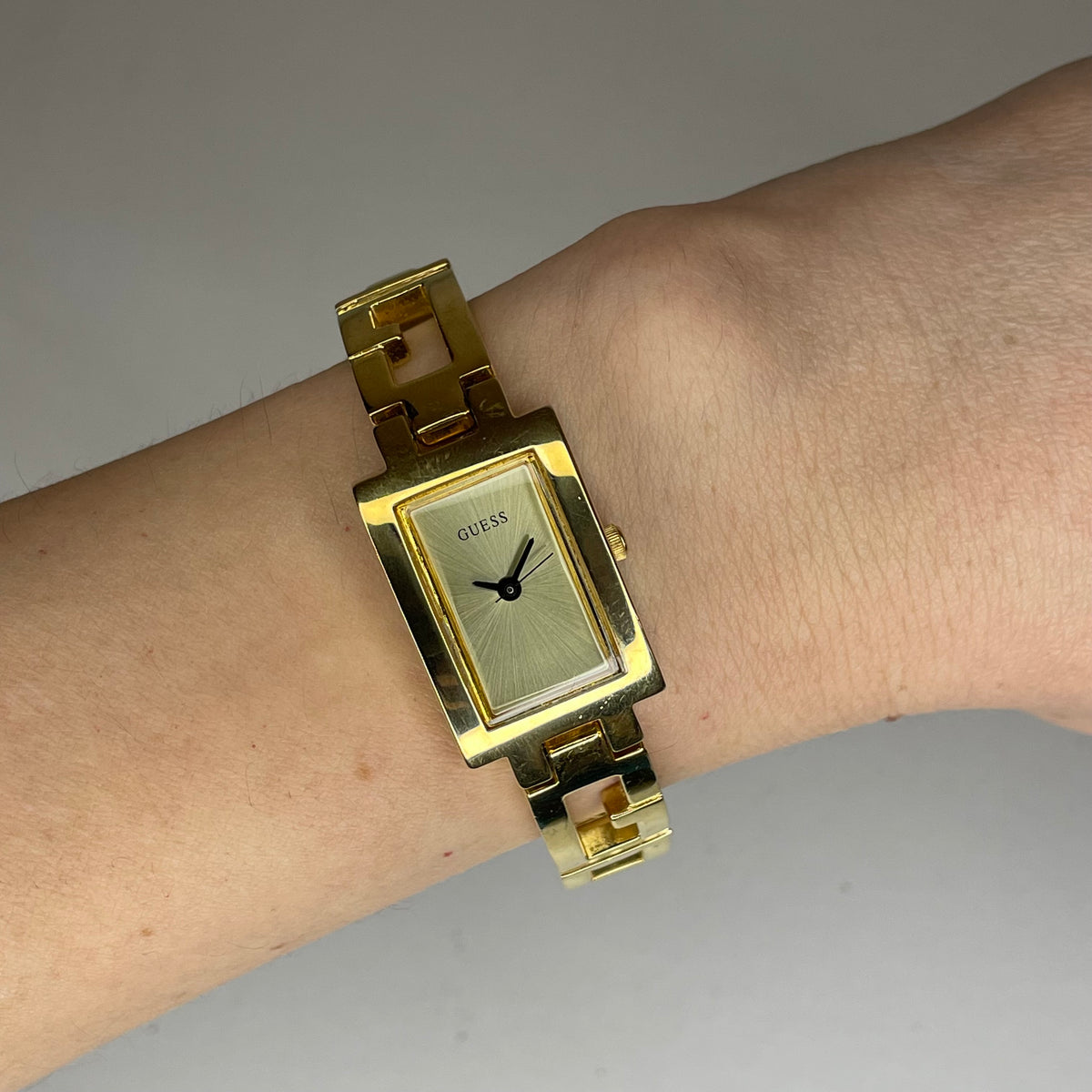 Reloj Joya GUESS Mujer G65771L dorado con brazalete de eslabones G Año 2002