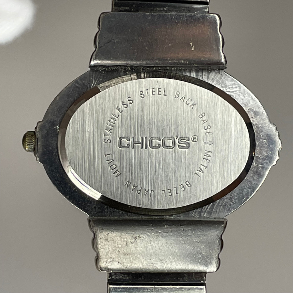 Reloj Joya Chico’s ovalado bicolor / brazalete ornamental Año 2005 Estética Bohemia y Western