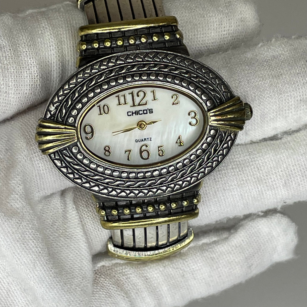 Reloj Joya Chico’s ovalado bicolor / brazalete ornamental Año 2005 Estética Bohemia y Western