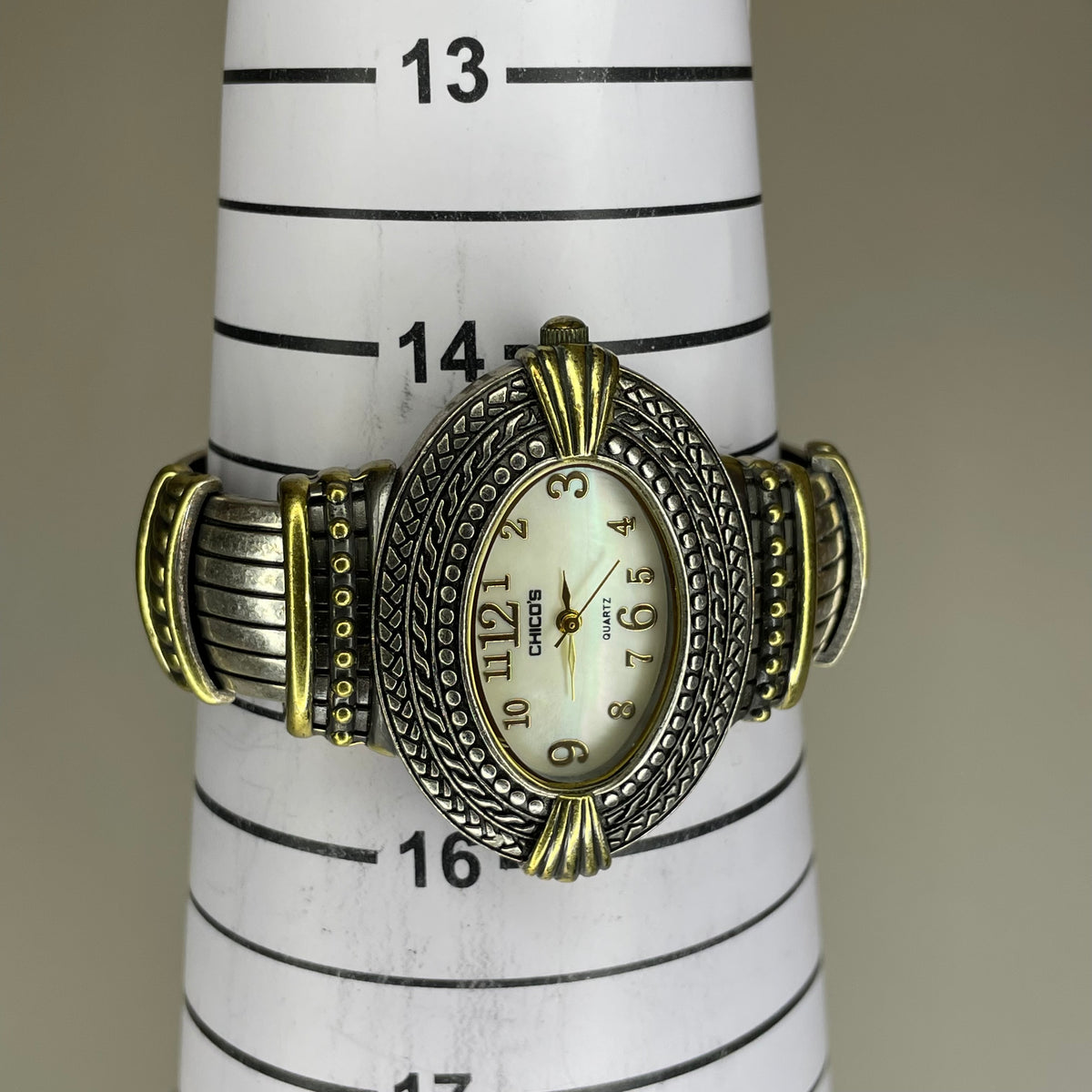 Reloj Joya Chico’s ovalado bicolor / brazalete ornamental Año 2005 Estética Bohemia y Western