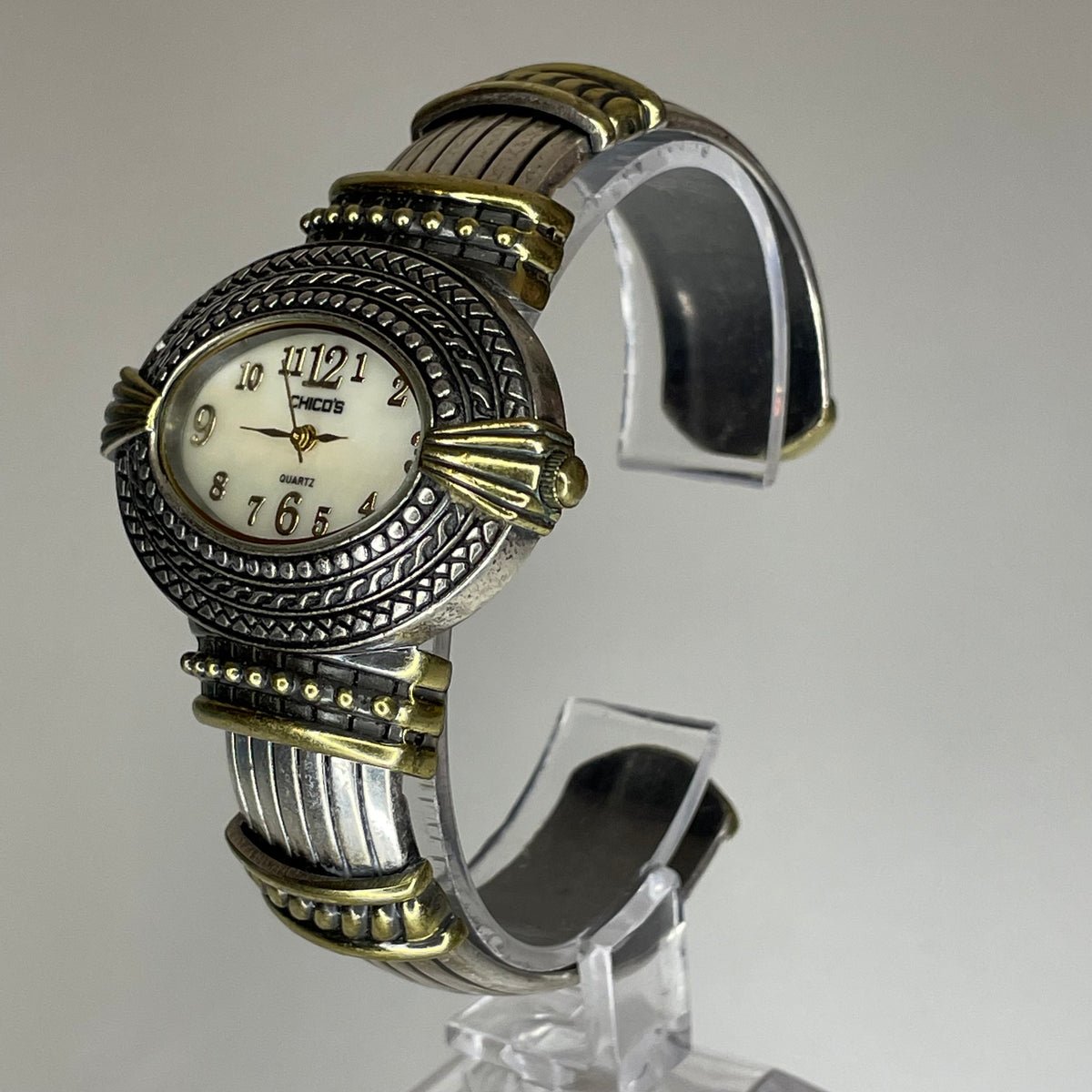 Reloj Joya Chico’s ovalado bicolor / brazalete ornamental Año 2005 Estética Bohemia y Western